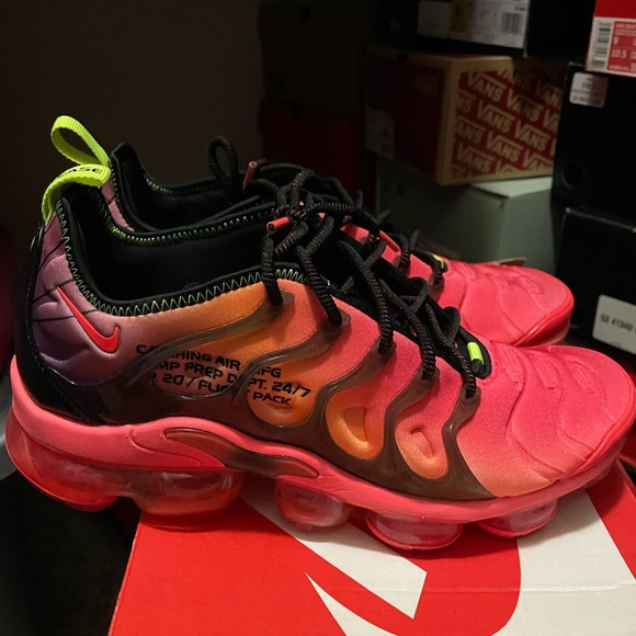 Nike Air VaporMax Plus in Black and Crimson - Picture 2 of 3